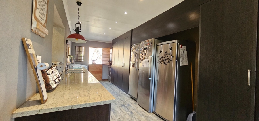 6 Bedroom Property for Sale in Hartbeesfontein North West